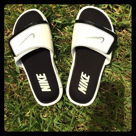 ⚫️Black & White Nike Slides⚪️