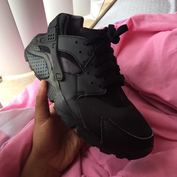 Nike Shoes - Black Nike Hurraches 😎