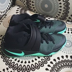 Kyrie 2's Green Glow