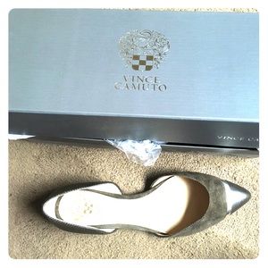BRAND NEW Vince Camuto VO HOPE flats in Olive