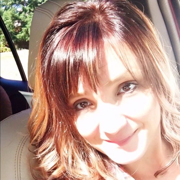 Meet your Posher, Kari - Picture 1 of 2