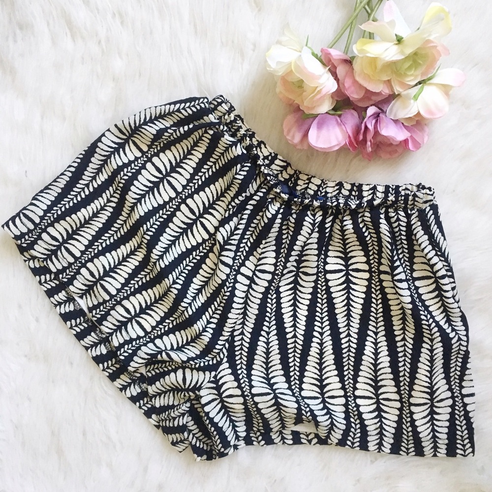 Francesca's 🌸 Silky Patterned Shorts SZ M