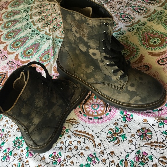 COOLWAY floral engineer boots like Doc Martens