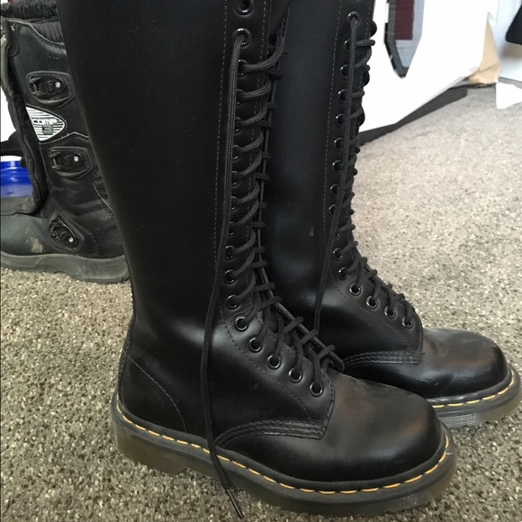 Dr marten's 20 eyelit lace up leather boots!