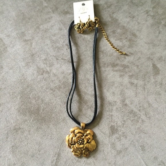 ⚡️✂️SALE Flower Pendant and Earring Set