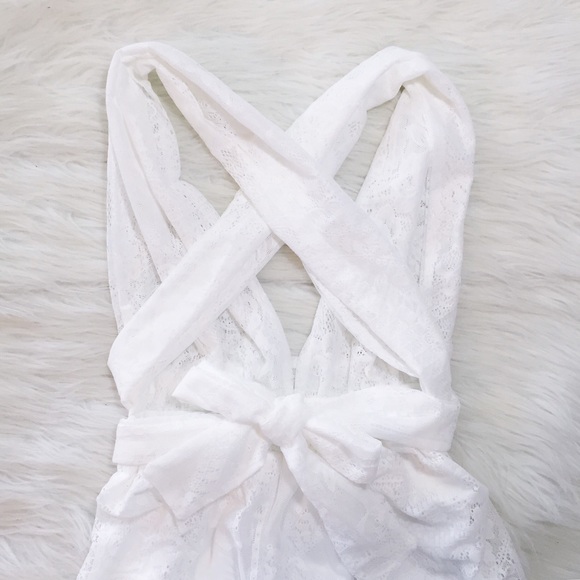 HP🎉 white lace plunge romper - Picture 4 of 4