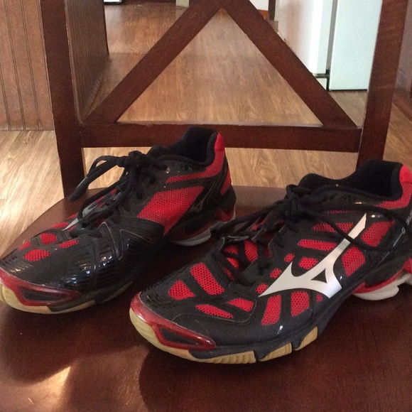 Court shoes