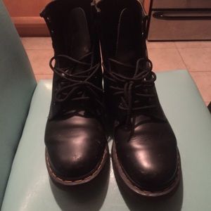 size 9 women's doc martens in black