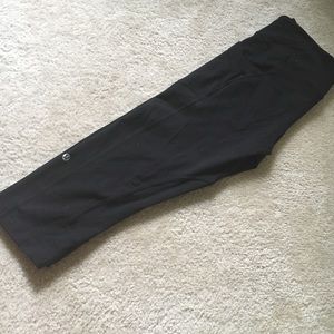 Lulu lemon black Capri legging with pockets
