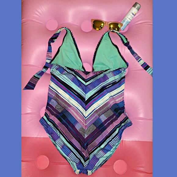 Flattering Diagonal Multi Stripe Halter 1 Piece L - Picture 2 of 4