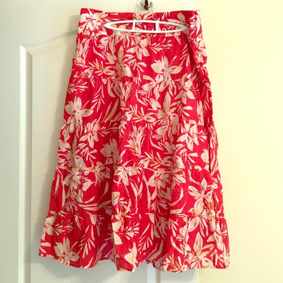 Flowy floral Jones New York signature skirt!