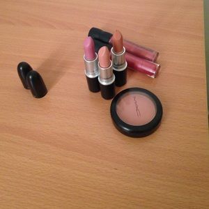 Bundle 6 make up products.