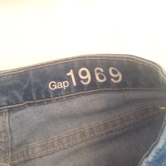 Gap Cutoff Jean Shorts - Picture 2 of 3