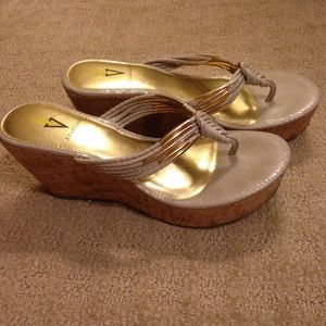 Volatile Wedges size 10