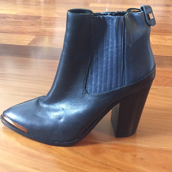 BCBG size 8 bootie