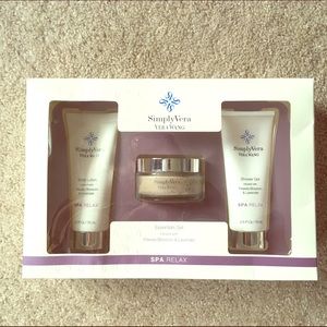 Vera Wang Spa Essentials Set