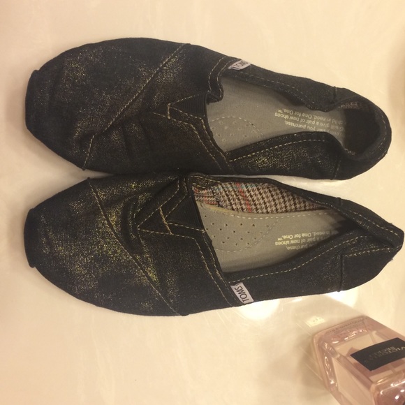 Black and gold sparkly toms