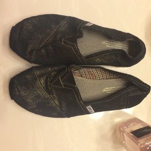 Black and gold sparkly toms