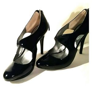 Black patent leather pumps