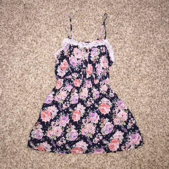 Dresses & Skirts - lace trim floral dress