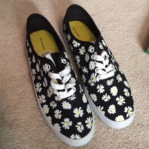 🔥make an offer🔥Daisy sneakers