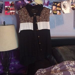 I'm selling this blouse I've never used it😊