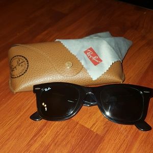 Black Wayfarer Ray-Bans