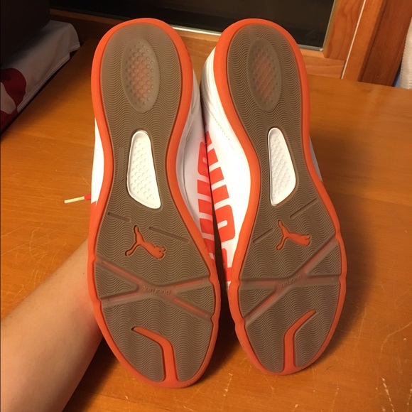 Men's Size 9 1/2 Puma Indoor Soccer Shoes - Picture 3 of 4