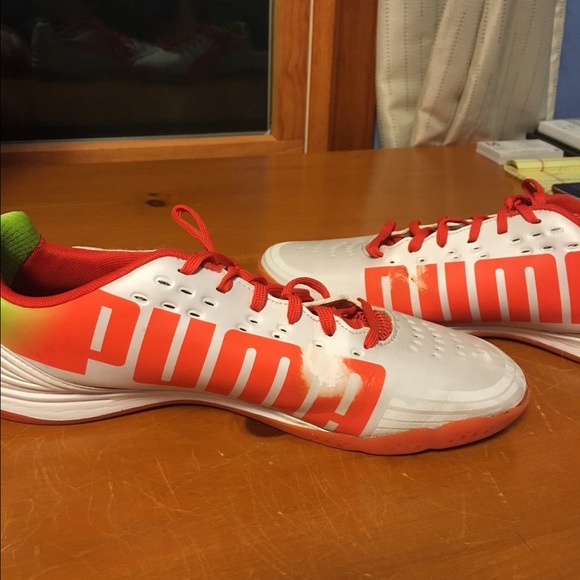 Men's Size 9 1/2 Puma Indoor Soccer Shoes - Picture 4 of 4