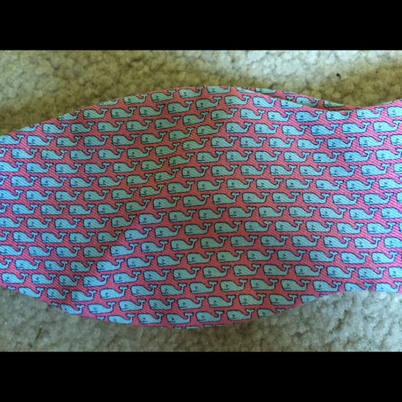 Gently used vineyard vines bow tie