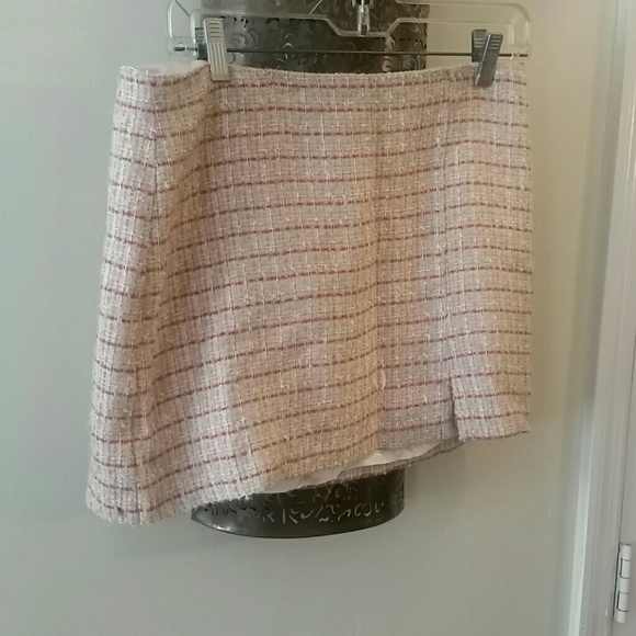 CLASSY /SEXY SKIRT IN FAB PINKS! 👄 - Picture 2 of 4