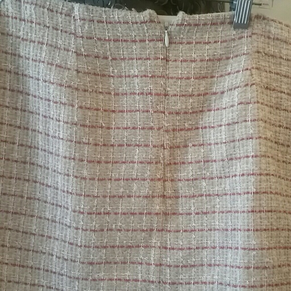 CLASSY /SEXY SKIRT IN FAB PINKS! 👄 - Picture 3 of 4