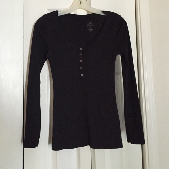 Black scoop neck long-sleeve shirt