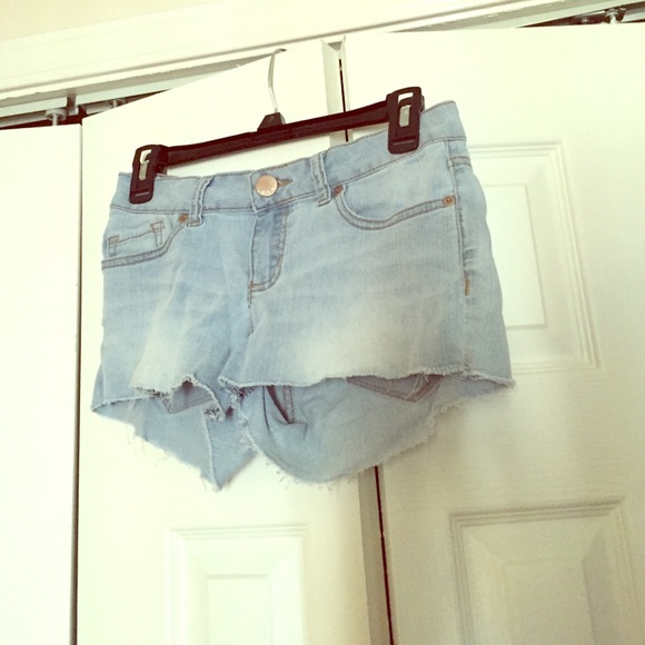 Lightly acid-washed cut-off denim shorts