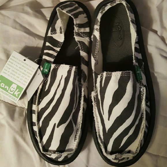 MAKE AN I'M GAME STATEMENT IN THESE SLEEK SANUKS