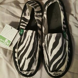 MAKE AN I'M GAME STATEMENT IN THESE SLEEK SANUKS