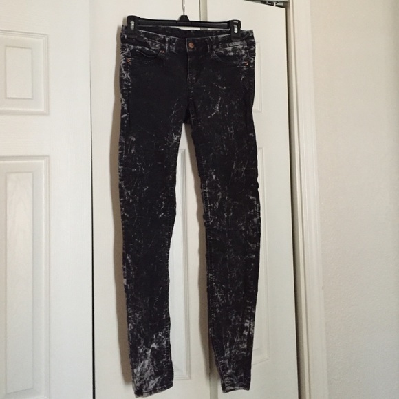 Acid-washed skinny jeans