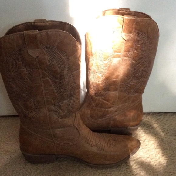 Tan cowgirl boots