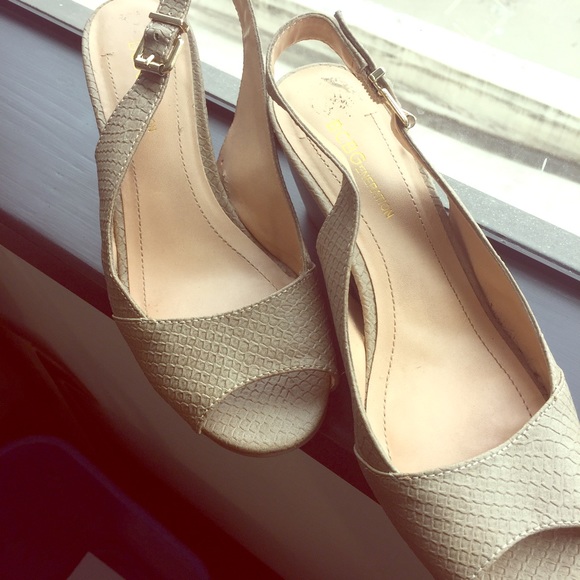 BCBGeneration size 8 faux snakeskin wedges sandals - Picture 1 of 3