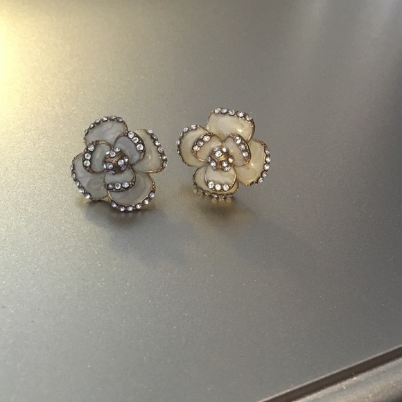 Boutique Rhinestone flower earrings