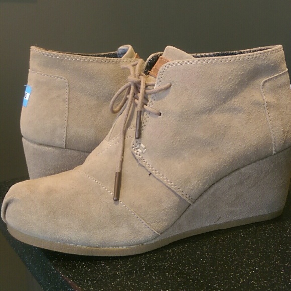 Tom's desert wedge booties