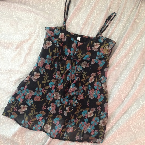 Ruffled floral top 💐🌸 - Picture 1 of 4
