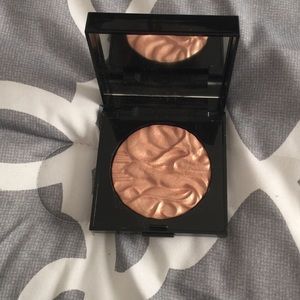 Laura mercier face illuminator : indiscretion