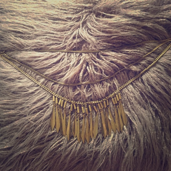 Gold edgy necklace!