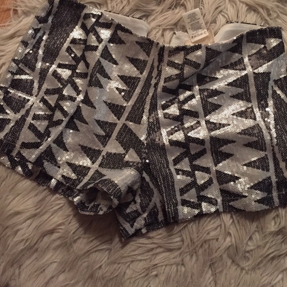 Shorts - Picture 2 of 4