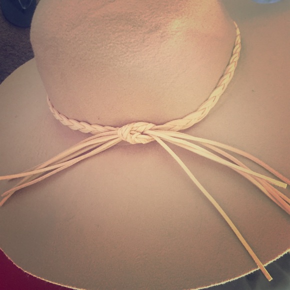 Gorgeous floppy hat!