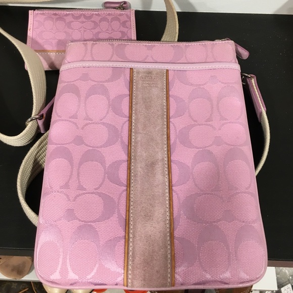 Coach pink swing pack with keychain - Picture 2 of 4