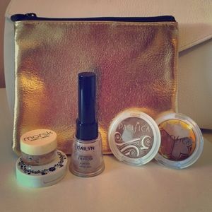 Eyeshadow and cheek set with makeup pouch