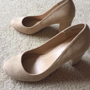 Super cute brand new high heels in nude
