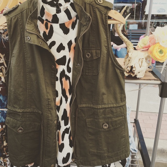 ♦️LAST ONE♦️Sleeveless leopard top - Picture 2 of 2